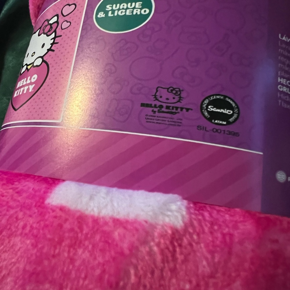 Hello Kitty Throw - Picture 4 of 4